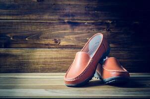 Marrone scarpe su di legno pavimento foto