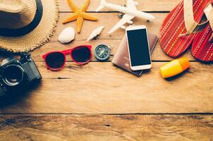 Accessori costume con viaggio per estate su di legno pavimento foto
