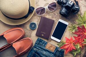 viaggio Accessori costumi. passaporti, bagaglio, il costo preparato per il viaggio su il carta geografica mondo foto