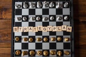 scacchi tavola e testo strategico Piano attività commerciale pianificazione concetto foto