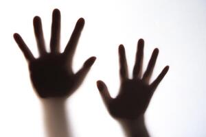 il silhouette di un' donna di mano esprimendo paura. foto