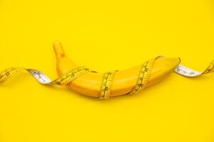 banane avere nastro. su un' giallo sfondo -concetto dieta. foto