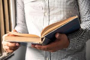 uomo Tenere libro per leggere foto