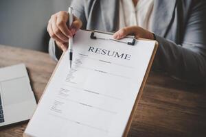 hr manager offrire lavoro applicazioni per lavoro candidati per riempire su un' curriculum vitae su il lavoro applicazione modulo per applicare per opera nel il azienda. foto