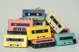 ai generato mucchio di colorato retrò cassetta nastri su leggero sfondo. concetto di retrò musica, Vintage ▾ collezione, nostalgico tecnologia, Audio media. foto