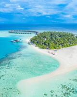 scenario paradisiaco delle maldive. paesaggio aereo tropicale, paesaggio marino, ville sull'acqua con una splendida spiaggia di mare e laguna, natura tropicale. banner di destinazione turistica esotica, vacanze aeree estive, vista drone foto