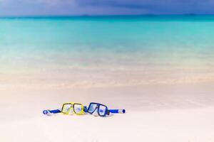 estate sport, spiaggia attività spiaggia ricreativo striscione. immersione occhiali boccaglio Ingranaggio su bianca sabbia vicino mare onde. panoramico vacanza e ricreativo viaggio sfondo. divertimento la libertà avventura stile di vita foto