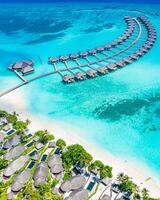 bellissimo paradiso delle Maldive. paesaggio di viaggio aereo tropicale, paesaggio marino con ponte di legno, ville sull'acqua, incredibile spiaggia con cielo di sabbia di mare, natura tropicale dell'isola. vacanza estiva destinazione turismo esotico foto