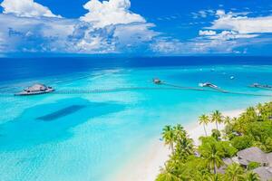 bellissimo paradiso delle Maldive. paesaggio di viaggio aereo tropicale, paesaggio marino con ponte di legno, ville sull'acqua, incredibile spiaggia con cielo di sabbia di mare, natura tropicale dell'isola. vacanza estiva destinazione turismo esotico foto