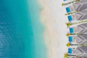 Maldive Paradiso ricorrere. tropicale aereo paesaggio, paesaggio marino lussuoso spiaggia ville con sorprendente mare e laguna spiaggia, tropicale natura. esotico turismo destinazione striscione, estate vacanza foto