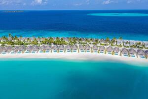 Maldive Paradiso ricorrere. tropicale aereo paesaggio, paesaggio marino lussuoso spiaggia ville con sorprendente mare e laguna spiaggia, tropicale natura. esotico turismo destinazione striscione, estate vacanza foto