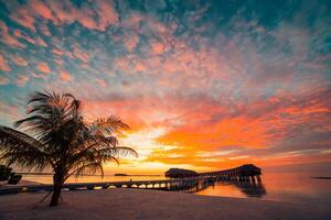 sorprendente panorama spiaggia paesaggio. Maldive tramonto paesaggio marino Visualizza. orizzonte con mare e cielo. tranquillo scenario, turismo e viaggio bandiera foto
