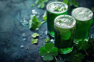 ai generato st. Patrick giorno sfondo con un' rinfrescante freddo birra e trifogli. generativo ai foto