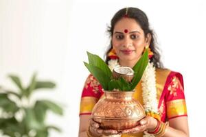 ai generato tradizionale indiano marathi donna Tenere un' rame Kalash Noce di cocco Mango foglia e floreale decorazione, Gudi Padwa decorazione immagine foto