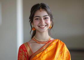 ai generato giovane donna nel marathi saree sorridente, Gudi Padwa tradizionale capi di abbigliamento immagine foto