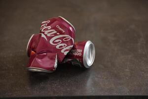 kiev, Ucraina - 4 Maggio, 2023 coca Coca Cola morbido bevanda spiegazzato lattina può con ciliegia gusto foto
