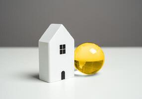 Casa e d'oro globo di il terra. straniero vero proprietà. estate e inverno agriturismi. Internet accesso concetto. digitalmente collegato casa, offerta un' globale porta per informazione e comunicazione. foto