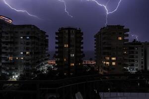 fulmine sciopero dietro a edifici foto