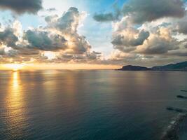 aereo Visualizza di il mare durante tramonto foto