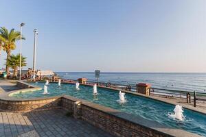 acqua Fontana su un' spiaggia con palma alberi foto