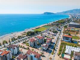 aereo tiro di alanya città, castello, spiaggia e blu mare foto