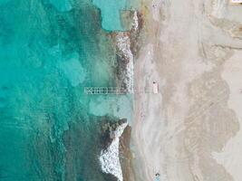 aereo tiro di un' spiaggia e mare foto