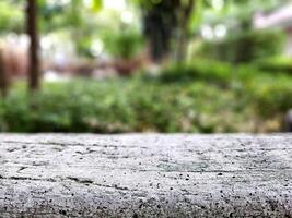 pietra tavolo con sfocato giardino sfondo, adatto per Prodotto presentazione sfondo, Schermo, e finto su. foto