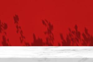 bianca marmo tavolo con albero ombra su il rosso calcestruzzo parete sfondo, adatto per Prodotto presentazione sfondo, Schermo, e finto su. foto