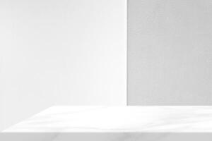 minimo bianca marmo tavolo angolo con illuminato calcestruzzo parete sfondo, adatto per Prodotto presentazione sfondo, Schermo, e finto su. foto