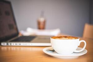 caffè boccale posto su il scrivania foto