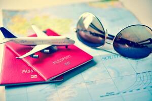 passaporto posto su il carta geografica concetto turismo pianificazione e attrezzatura necessario per il viaggio foto