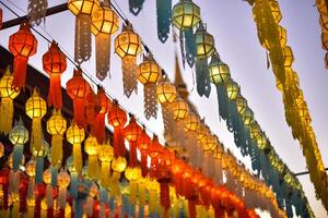 lanterne per tutti e due tailandese e Cinese felicità festival foto