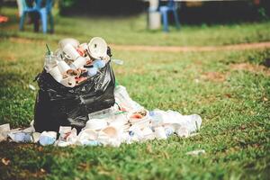 schiuma scatole, cibo scarti e plastica bottiglie quello siamo traboccante al di fuori il nero spazzatura Borsa fa il la zona sporco. conservazione il concetto pulito foto