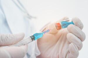 medico con siringa pronto per iniezione di vaccino per paziente. vaccinazione concetto. foto