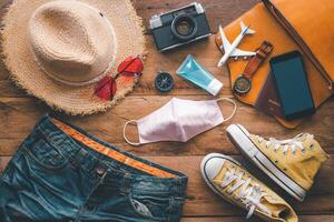 proteggere covid-19 mentre in viaggio. viaggio Accessori costumi. passaporti, bagaglio, il costo di viaggio mappe preparato per il viaggio .concetto nuovo normale stile di vita foto