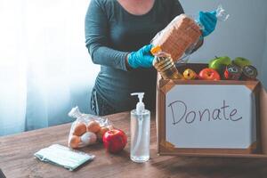 volontari con donazione scatole per il bisognoso e fornire essenziale forniture per Aiuto durante il peste covid19. foto