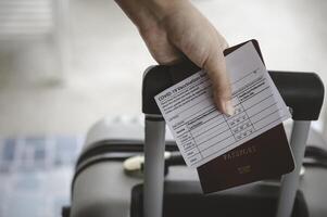 persone Tenere passaporti e coronavirus vaccinazione carta, carta geografica per viaggio con bagaglio per il viaggio. covid-19 in giro il mondo foto