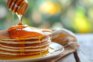 ai generato dolce fatti in casa Pancakes con burro e miele su un' piatto. prima colazione foto