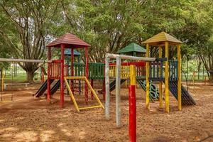 cassilandia, mato grosso do sul, brasile, 2021 - parco giochi per bambini in legno foto