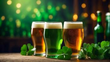 ai generato bicchieri con verde birra, trifoglio le foglie sfondo foto