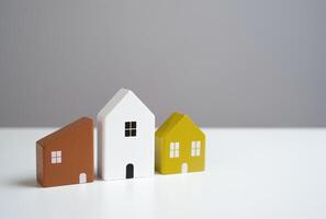 Casa figure. scoperta e acquisto un' casa. villaggi e città. agente immobiliare Servizi. acquisto e vendita. alloggiamento opzioni. edifici e infrastruttura. città comune foto