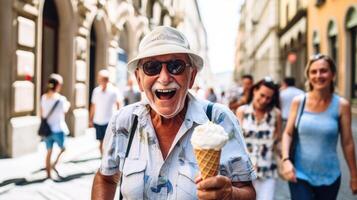 ai generato un anziano uomo con un ghiaccio crema nel il suo mano passeggiate lungo un' città strada nel estate foto