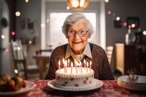 ai generato un anziano donna colpi su il candele su un' compleanno torta a sua casa foto