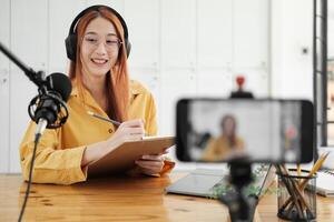 vivere Podcast sessione con sorridente femmina ospite foto