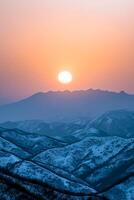 ai generato foto bellissimo scenario di alto roccioso montagne coperto con neve sotto il mozzafiato cielo, Soli a partire dal il tramonto, minimalista stile ai generato