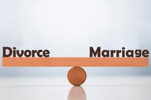 divorzio vs matrimonio parola equilibratura su altalena scelta concetto foto