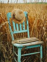 ai generato sereno Immagine cattura Vintage ▾ legna sedia con peeling turchese dipingere in mezzo campo di alto, d'oro Grano. cannuccia cappello con nastro ai generato foto