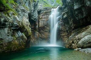 ai generato sereno Immagine cattura pittoresco cascata fluente giù roccioso scogliera. il cascata è circondato di frastagliato rocce e verde, indicando naturale, possibilmente a distanza Posizione ai generato foto