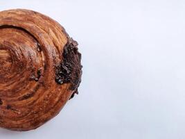 cromboloni, il giro brioche, nuovo York rotolo, un' virale Pasticcino combinando Cornetti e bomboloni isolato su bianca sfondo foto