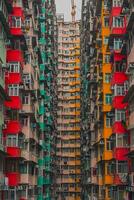 ai generato Immagine cattura densamente confezionato, colorato appartamento edificio con balconi. ai generato foto